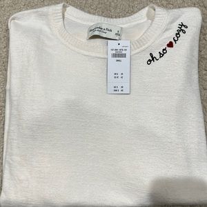 Soft A&F cozy top! Super cute design